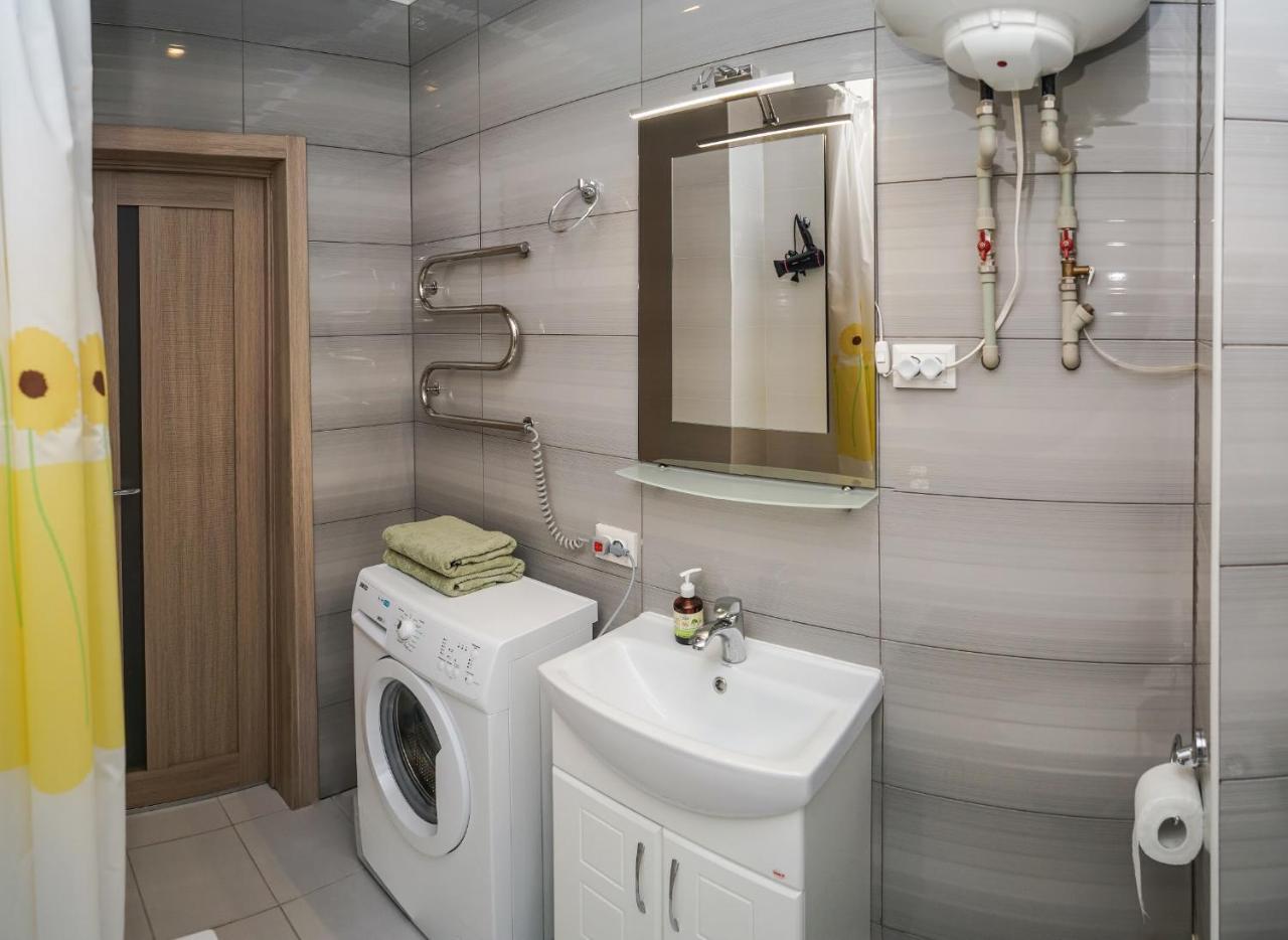 Cozy Apartment In A New Building Close To The Downtown Kyiv Exterior photo